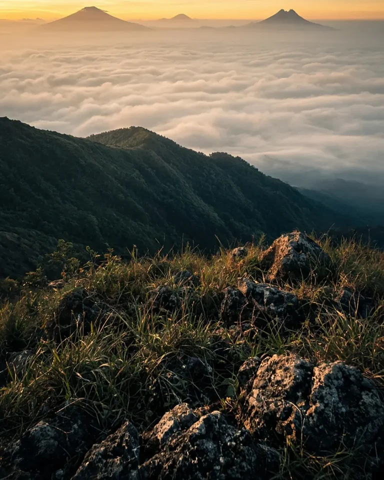 Puncak Gunung Ungaran berbatu dengan lautan awan saat matahari terbit